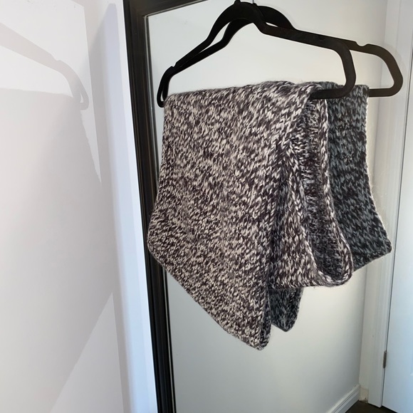 Hollister Infinity Scarf Black & White - Picture 2 of 4